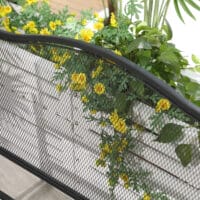Schwarze, wetterfeste und stabile Gartenbank für zwei Personen.