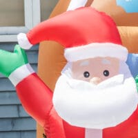 Aufblasbar Lebkuchenhaus 210cm mit Weihnachtsmann LED Licht