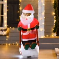 Aufblasbarer Weihnachtsmann auf Ski beleuchtet