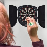 Elektronische Dartscheibe mit 6 Darts für 8 Spieler 50x44x4.4cm