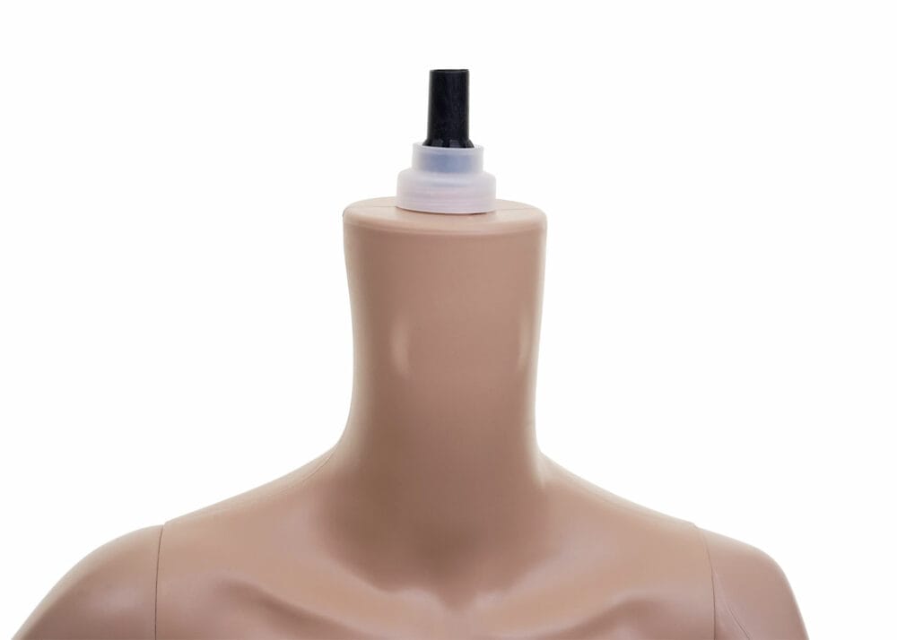 Schaufensterpuppe Frau Mannequin sitzend lebensgross