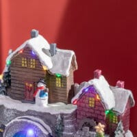 Weihnachtsdorf mit beweglichen Figuren und 21 bunten LEDs