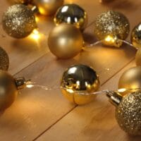 Weihnachtskugeln mit LED Lichterkette Gold Christbaumkugeln
