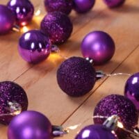 Weihnachtskugeln mit LED Lichterkette Lila Christbaumkugeln