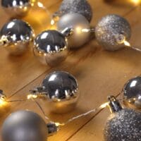 Weihnachtskugeln mit LED Lichterkette Silber Christbaumkugeln