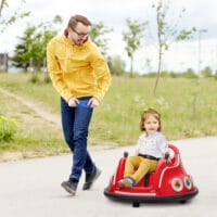 Roter 12V Autoscooter für Kinder mit Fernbedienung, Musik und 360°-Drehung, ideal für 3-5 Jahre. Bietet actionreichen Spass mit Rundum-Bewegung.