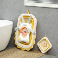Babybadewanne faltbar 3er Set für Neugeborene mit niedlichen Löwenmustern und weichem Badekissen für bequemen Halt.