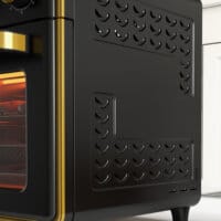 Ein kompakter schwarzer Backofen und Küchenofen mit 20 Litern Fassungsvermögen, 1400W Leistung und Timer.