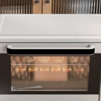 Ein silberner Backofen und Minibackofen mit 21 Litern Fassungsvermögen, Temperaturbereich 100-230 Grad Celsius und Timer.