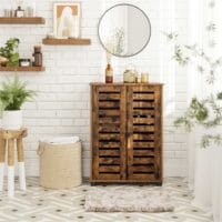 Vintage-Badezimmerschrank mit zwei Lamellentüren, klassisch und charmant.