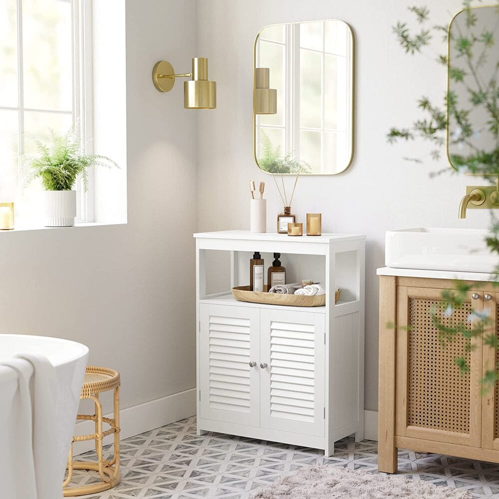 Badezimmerschrank mit Lamellentüren, praktisches Badregal mit Stauraum.