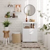 Badezimmerschrank mit Lamellentüren, praktisches Badregal mit Stauraum.