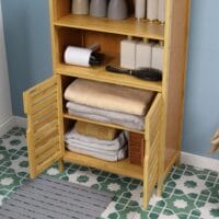 Badezimmerschrank aus Bambus mit Lamellentüren vielseitig einsetzbar