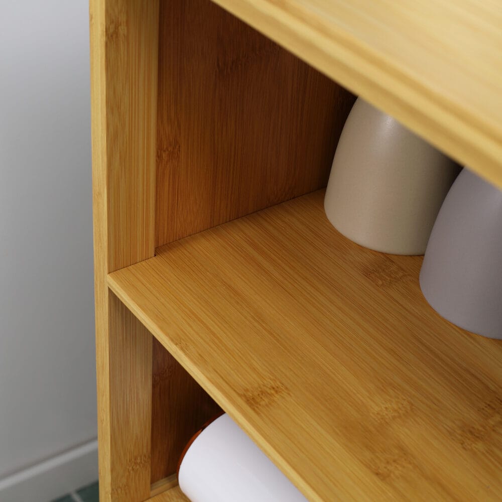 Badezimmerschrank aus Bambus mit Lamellentüren vielseitig einsetzbar