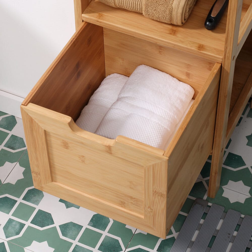 Ein Badezimmerschrank im Landhausstil aus Bambus mit zwei praktischen Schubladen.