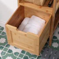 Ein Badezimmerschrank im Landhausstil aus Bambus mit zwei praktischen Schubladen.