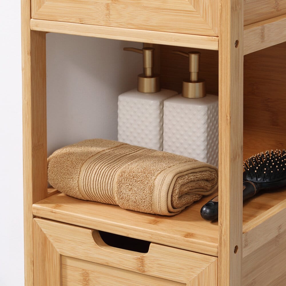 Ein Badezimmerschrank im Landhausstil aus Bambus mit zwei praktischen Schubladen.