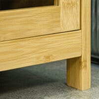 Ein natürlicher Badezimmerschrank und Regal aus Bambus mit drei Ebenen und Kippschutz.