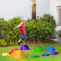Rutschfeste Balance-Steine für Kinder, die bis 100kg belastbar sind. Sie ermöglichen kreative Balancierpfade und stärken die Motorik.