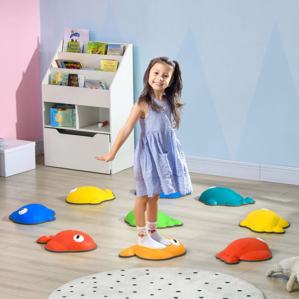 Buntes 9-teiliges Set rutschfester Balanciersteine für Kinder, bis 80kg belastbar. Es ermöglicht den Aufbau von anspruchsvollen Balance-Parcours.
