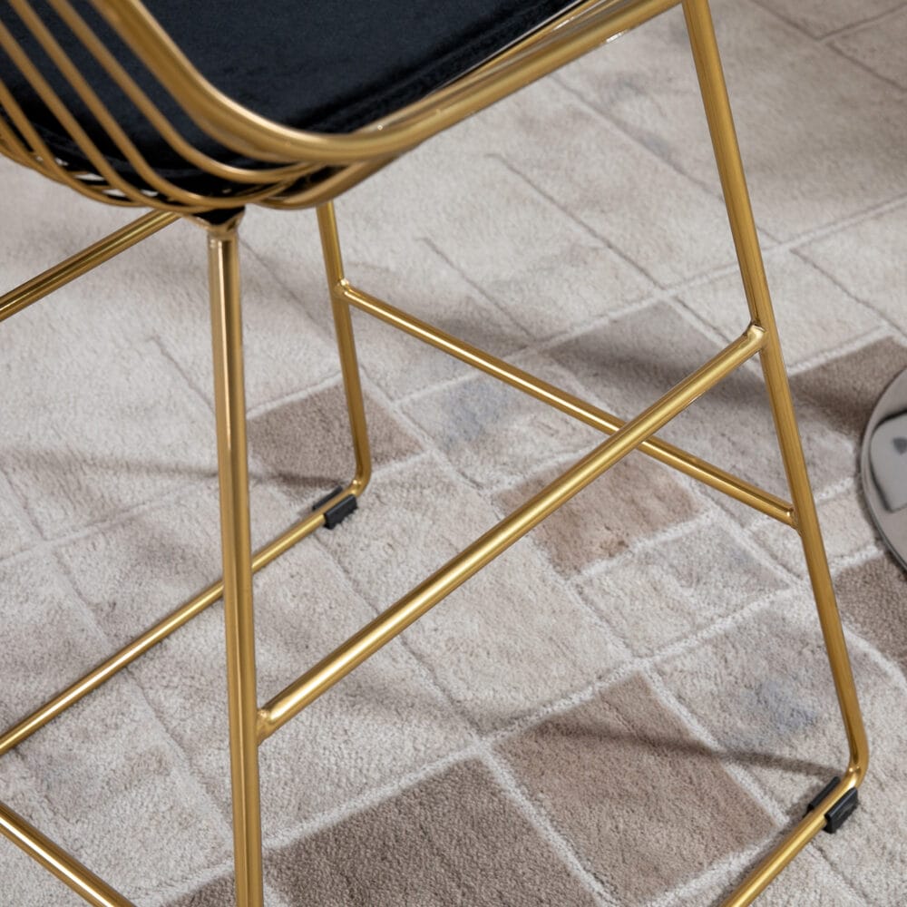 Barhocker 2er-Set 46x56x95cm Fussstütze Gold – Produktfoto zeigt modernes Design, hochwertige Materialien und funktionale Eigenschaften ideal für Wohn- oder Arbeitsbereiche. Perfekt als Einrichtungsinspiration oder zur Produktpräsentation in einem Onlineshop.