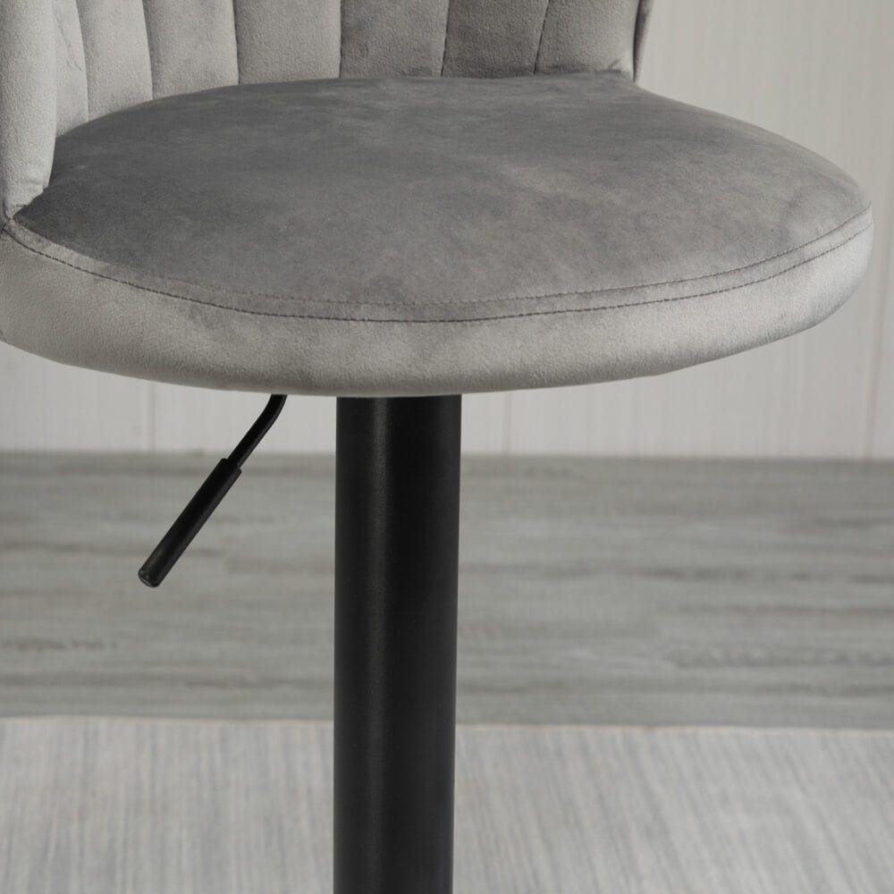Barhocker 2er-Set drehbar höhenverstellbar Grau – Produktfoto zeigt modernes Design, hochwertige Materialien und funktionale Eigenschaften ideal für Wohn- oder Arbeitsbereiche. Perfekt als Einrichtungsinspiration oder zur Produktpräsentation in einem Onlineshop.