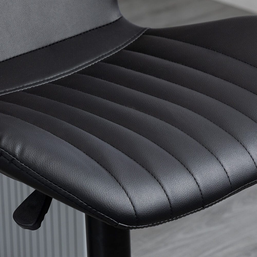 Barhocker 2er-Set höhenverstellbar modern Schwarz – Produktfoto zeigt modernes Design, hochwertige Materialien und funktionale Eigenschaften ideal für Wohn- oder Arbeitsbereiche. Perfekt als Einrichtungsinspiration oder zur Produktpräsentation in einem Onlineshop.