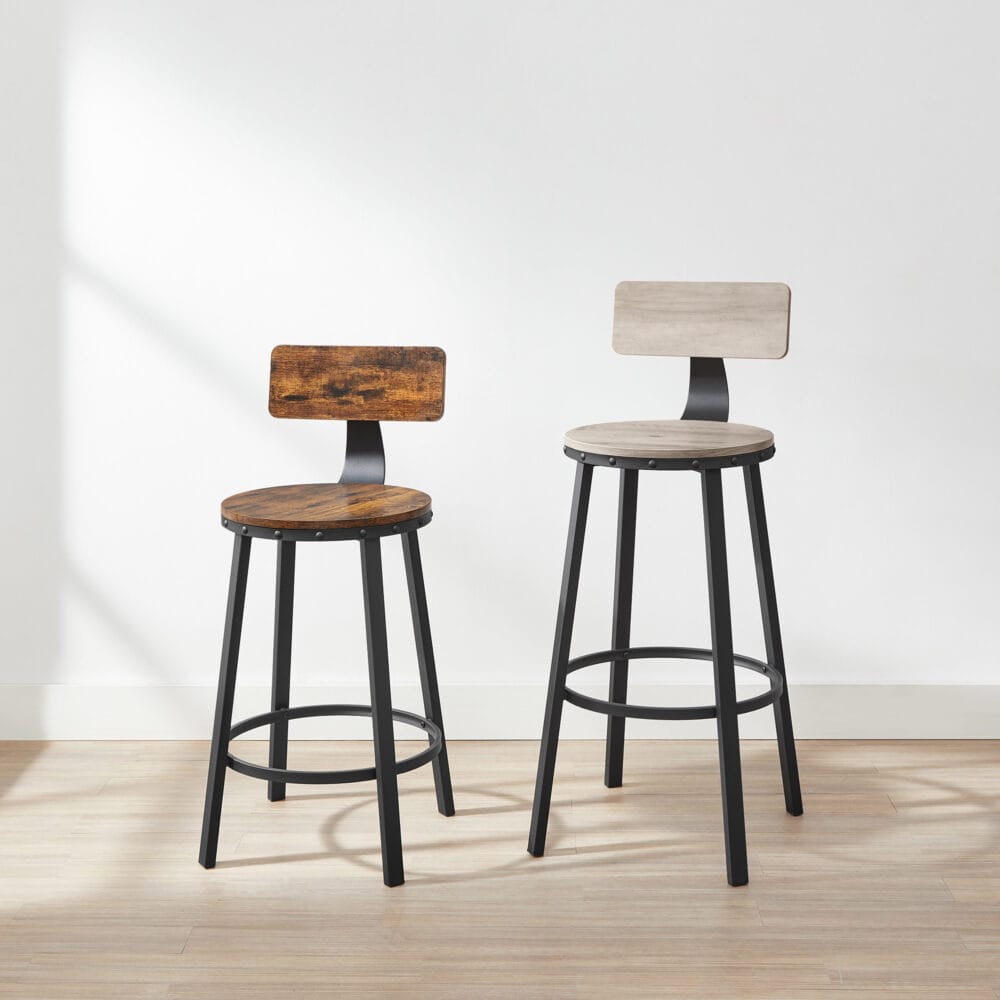 Set aus zwei höhenverstellbaren Barhockern im IndustrialVIBE-Stil mit Metallgestell.