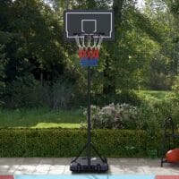 Schwarzer mobiler Basketballkorb, höhenverstellbar von 220-250cm und mit Rollen ausgestattet für flexible Platzierung.