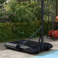 Schwarzer mobiler Basketballkorb, höhenverstellbar von 220-250cm und mit Rollen ausgestattet für flexible Platzierung.