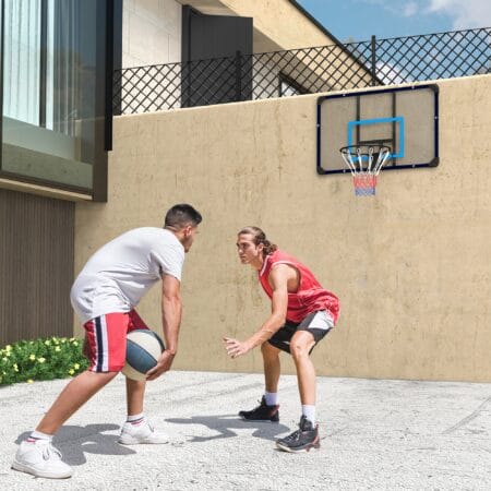 Blauer Basketballkorb zur Wandmontage, ideal für die Installation im Garten oder auf dem Spielplatz.