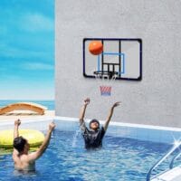 Blauer Basketballkorb zur Wandmontage, ideal für die Installation im Garten oder auf dem Spielplatz.
