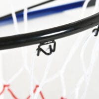 Blauer Basketballkorb zur Wandmontage, ideal für die Installation im Garten oder auf dem Spielplatz.