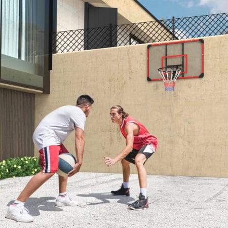 Roter robuster Basketballkorb aus Stahl zur Wandmontage, perfekt für den dauerhaften Einsatz im Freien.