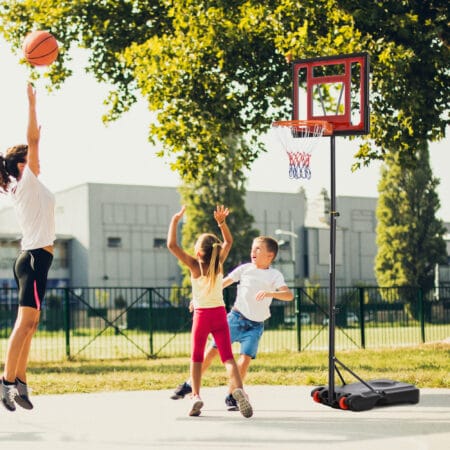 Robuster schwarzer Basketballständer für den Aussenbereich, höhenverstellbar von 160-210cm und mit praktischen Rollen für einfache Mobilität.