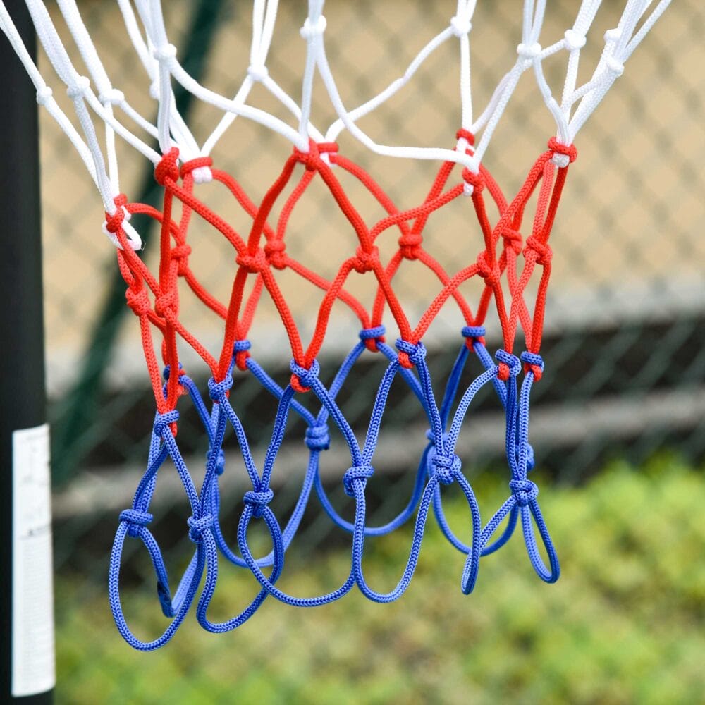 Robuster schwarzer Basketballständer für den Aussenbereich, höhenverstellbar von 160-210cm und mit praktischen Rollen für einfache Mobilität.