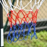 Robuster schwarzer Basketballständer für den Aussenbereich, höhenverstellbar von 160-210cm und mit praktischen Rollen für einfache Mobilität.