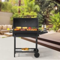 Großer BBQ-Wagen Grill Dallas in Schwarz, Maße 95x108x61cm, ideal für vielseitige Grillabende im Garten.