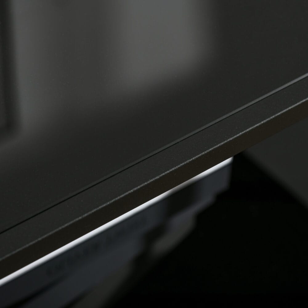 Beistelltisch 2 Ablagen Hartglas 100x55x45,5cm Schwarz – Produktfoto zeigt modernes Design, hochwertige Materialien und funktionale Eigenschaften ideal für Wohn- oder Arbeitsbereiche. Perfekt als Einrichtungsinspiration oder zur Produktpräsentation in einem Onlineshop.