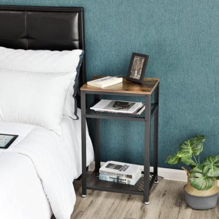 Beistelltisch mit Holzoptik und stabilem Metallrahmen. 3 Ablagen bieten Stauraum für Dekoration, ideal für Wohnzimmer, Schlafzimmer oder Büro.