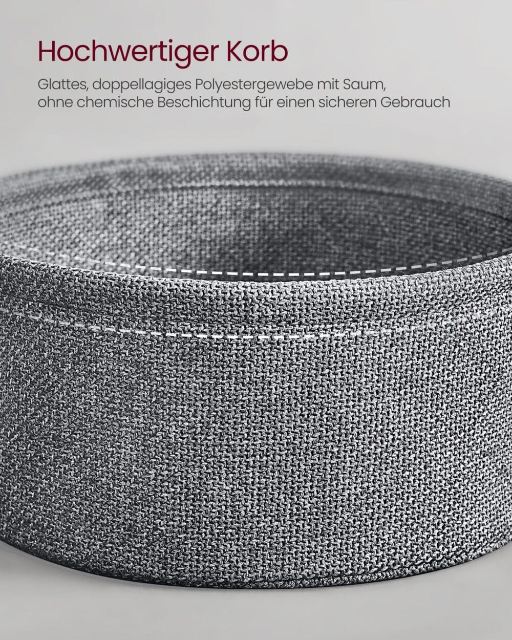 Nachttisch mit Steckdosen für praktische Nutzung neben dem Bett.