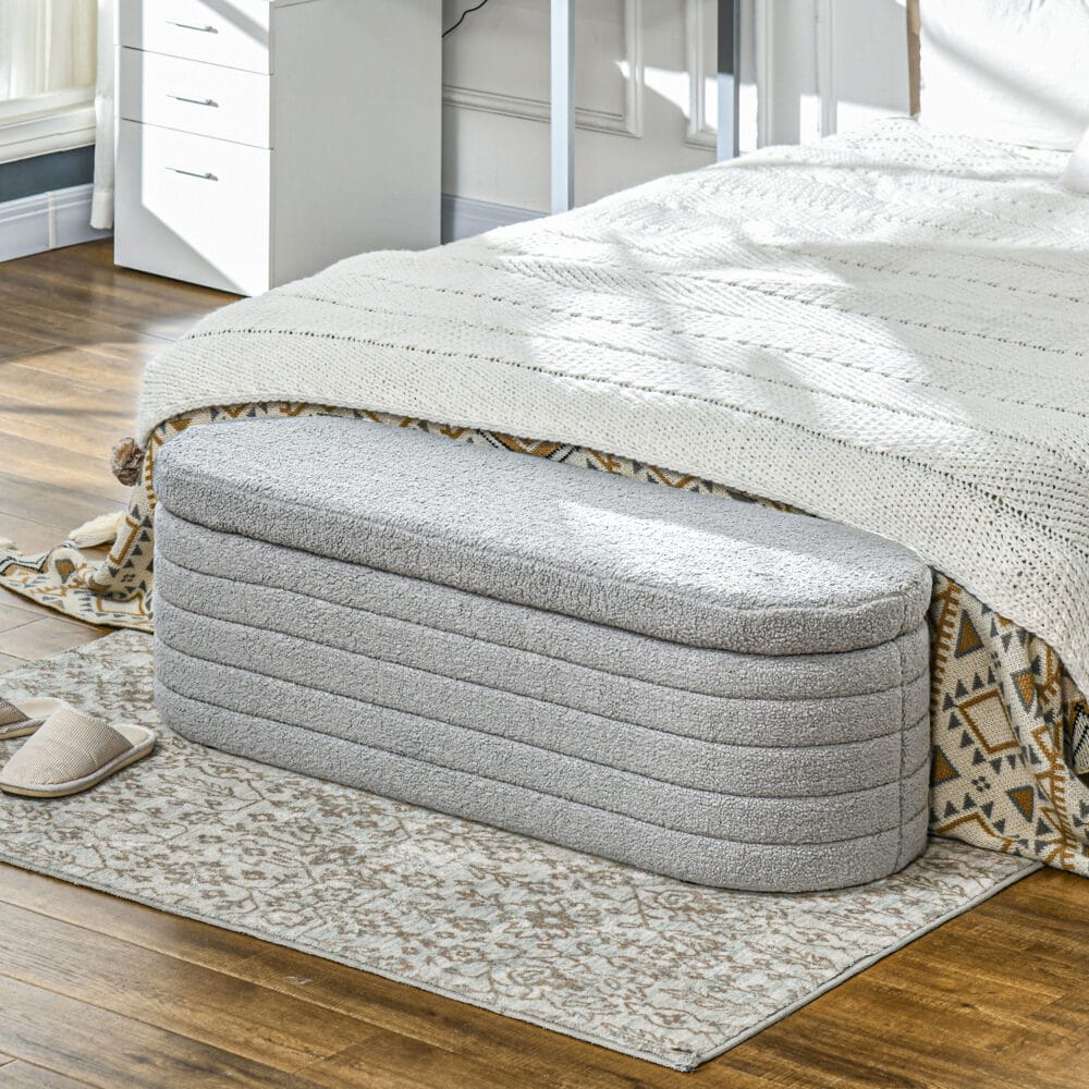 Hellgraue Bettbank aus Teddy-Fleece mit integriertem Stauraum, Masse 116x41x40.5cm. Eine kuschelige und praktische Ergänzung fürs Schlafzimmer.