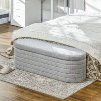 Hellgraue Bettbank aus Teddy-Fleece mit integriertem Stauraum, Masse 116x41x40.5cm. Eine kuschelige und praktische Ergänzung fürs Schlafzimmer.