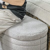 Hellgraue Bettbank aus Teddy-Fleece mit integriertem Stauraum, Masse 116x41x40.5cm. Eine kuschelige und praktische Ergänzung fürs Schlafzimmer.