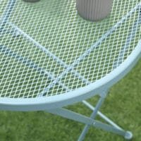 Praktisches, blaues und faltbares Bistro-Set für zwei Personen.