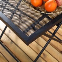Modernes, graues und faltbares Bistro-Set für drei Personen.