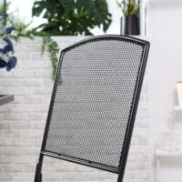 Modernes, graues und faltbares Bistro-Set für drei Personen.