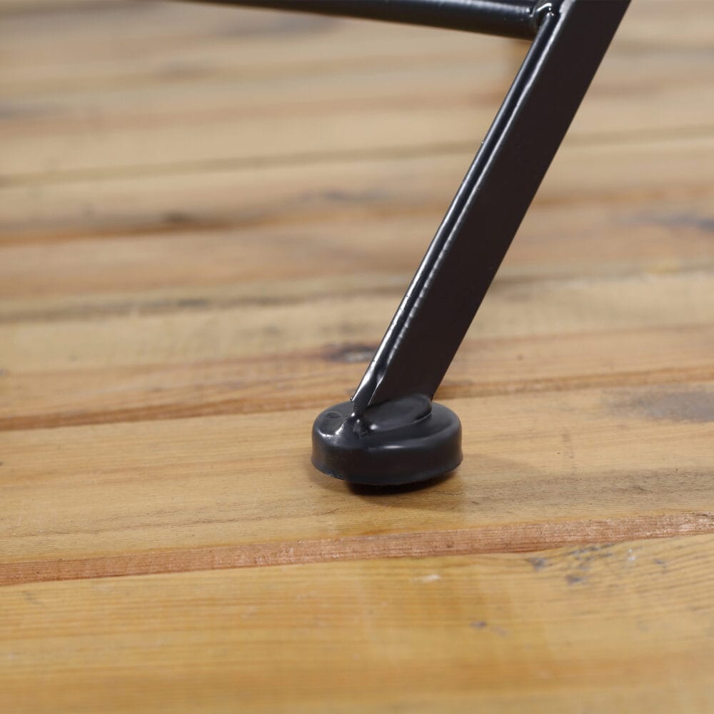 Modernes, graues und faltbares Bistro-Set für drei Personen.
