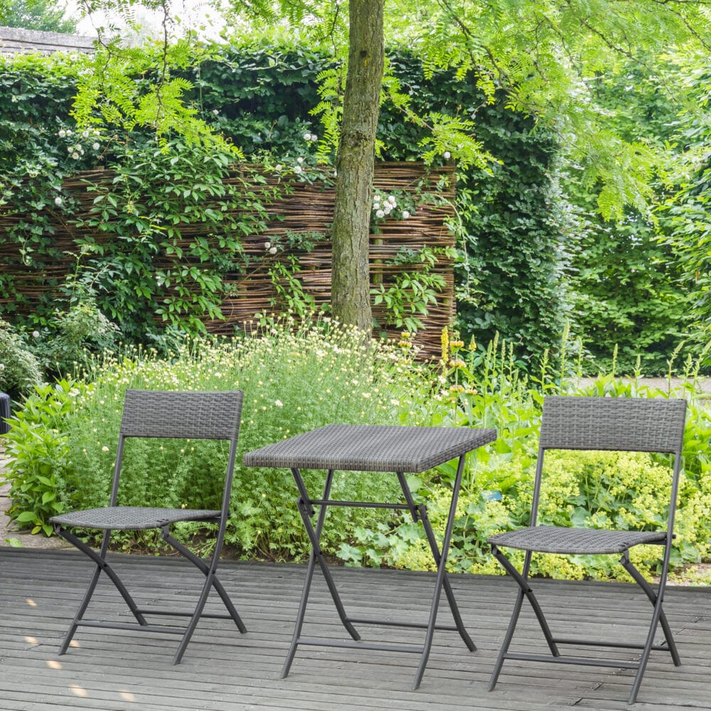 Graues Polyrattan Bistroset für Balkon oder Terrasse, bestehend aus einem Tisch und zwei Stühlen, ideal für gemütliche Stunden im Freien.