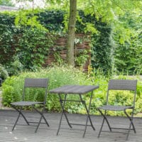 Graues Polyrattan Bistroset für Balkon oder Terrasse, bestehend aus einem Tisch und zwei Stühlen, ideal für gemütliche Stunden im Freien.